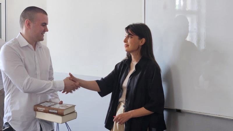 Pokloni za najuspešnije studente Akademije strukovnih studija Šumadija.